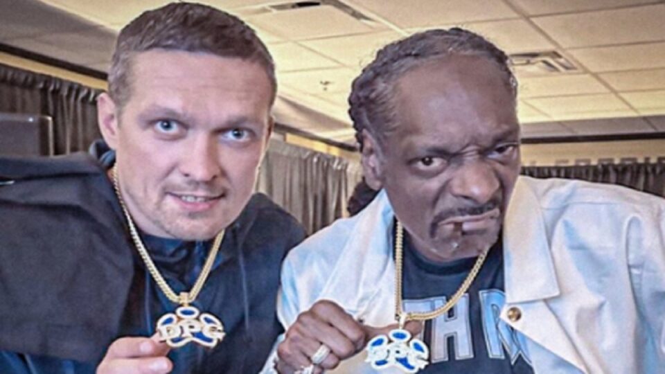 Usyk rencontre Snoop Dogg lors du tournage avec The Rock, le champion de boxe ukrainien et la superstar du rap se retrouvent pour une photo mémorable.