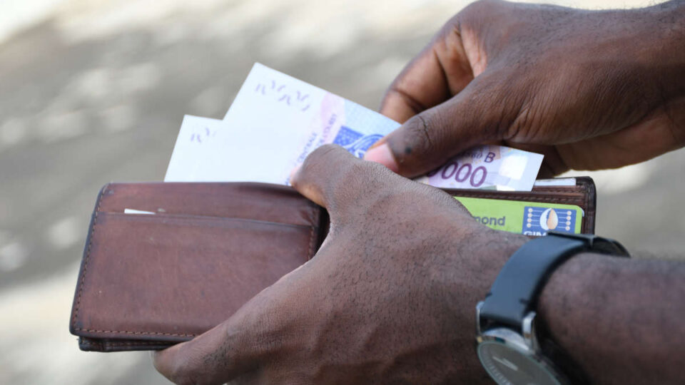 Banque au Bénin : clients en colère face à un service défaillant