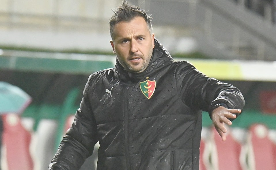 MC Alger : Patrice Beaumelle prolonge son contrat, découvrez son nouveau salaire et ses primes !