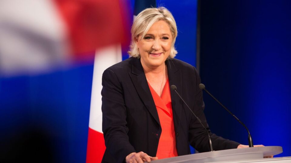 Marine Le Pen s'oppose à Macron sur l'Ukraine et critique Mbappé : enjeux politiques en France