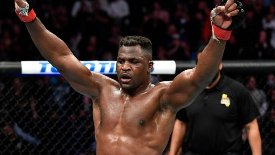 Francis Ngannou annonce son retour en MMA en octobre face à Renan Ferreira : le combat prévu en Arabie Saoudite.