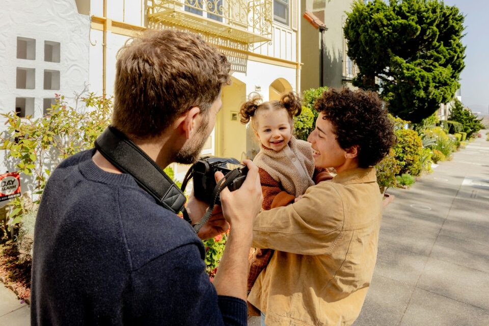 Un homme prends en image une femme et son enfant en vacances, pour illustration (c) Sources libres