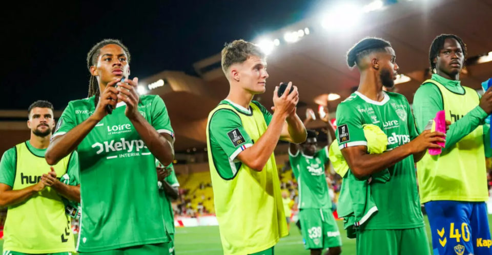 Saint-Etienne obtient sa première victoire en Ligue 1 face à Lille : Mathis Amougou en tête