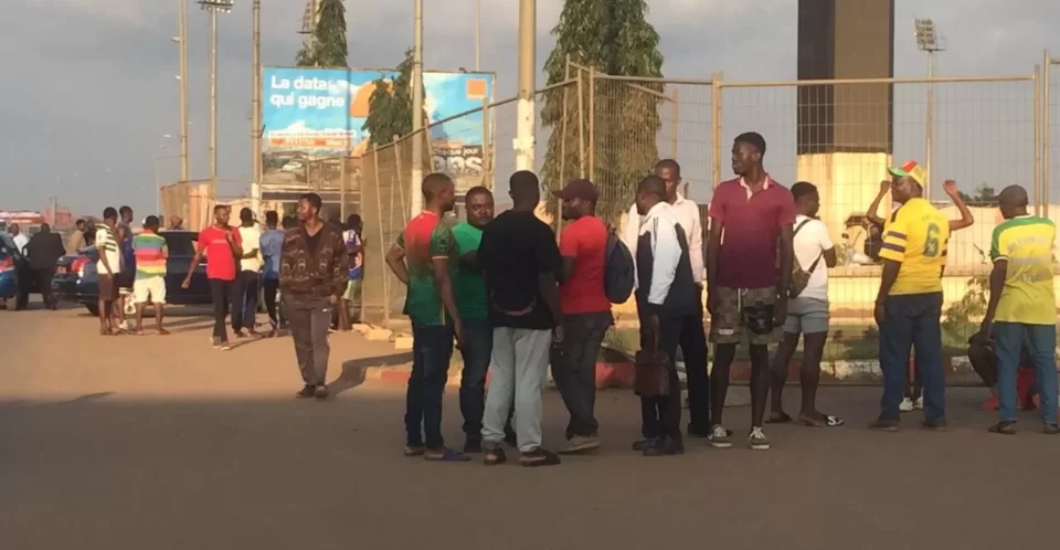 Les supporters affluent pour les Lions Indomptables au stade Omnisports