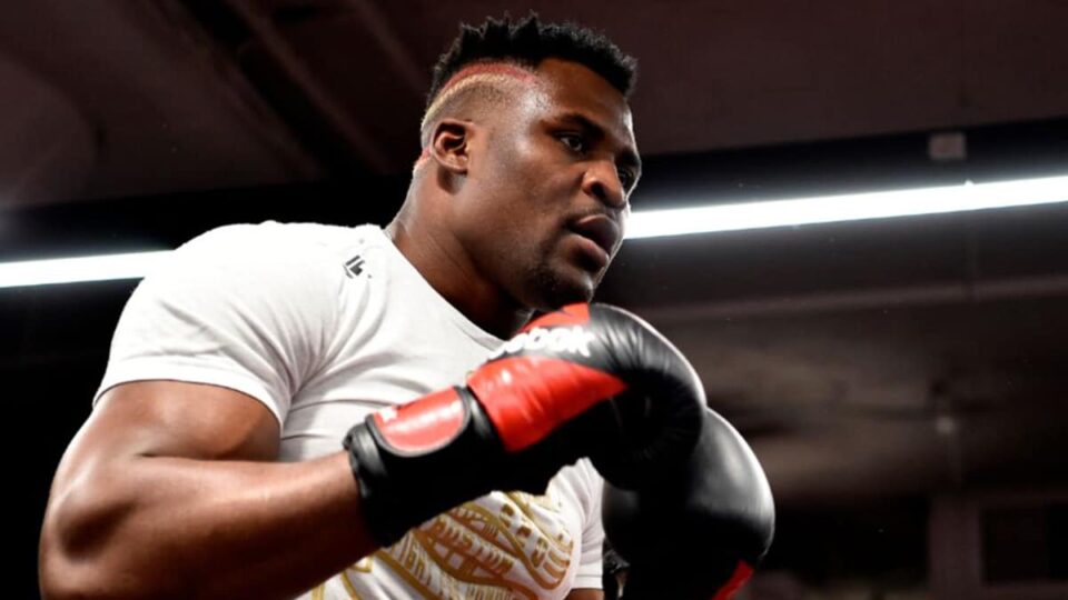 Francis Ngannou évoque son premier entraînement de boxe de sa vie au Cameroun.