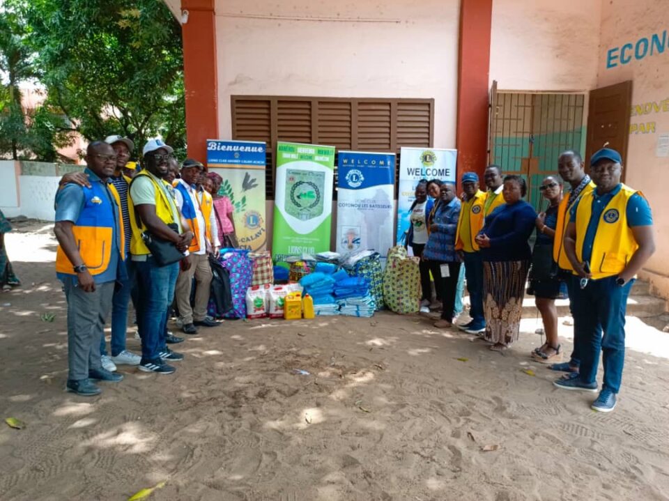 Don de moustiquaires, vêtements et vivres aux personnes démunies et malades mentaux au Bénin : Quatre clubs Lions agissent