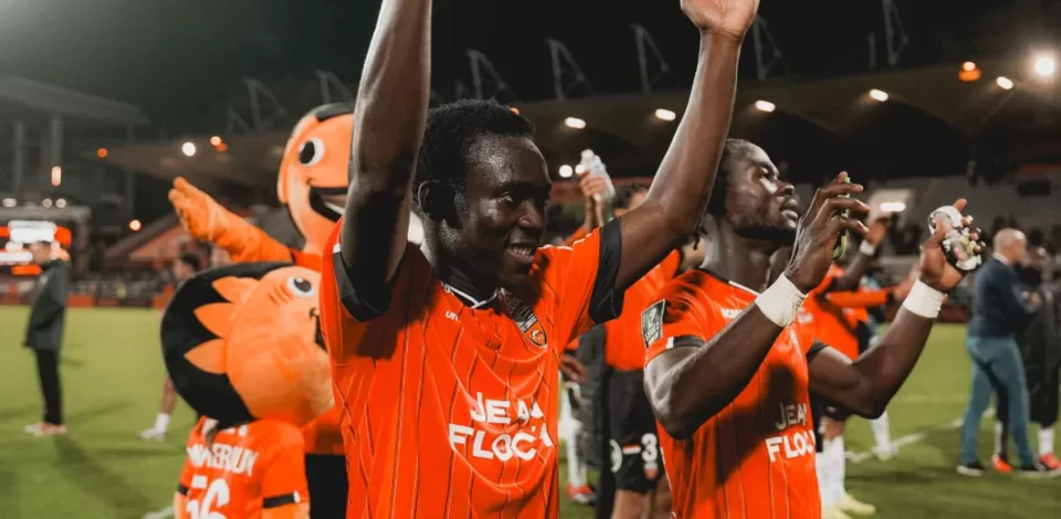 Lorient domine Annecy en Ligue 2: Avom et Yongwa brillent