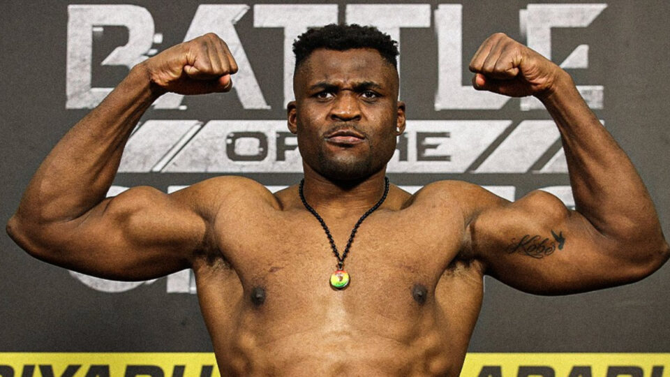 Francis Ngannou dévoile un tatouage en hommage à son fils avant son retour en MMA.