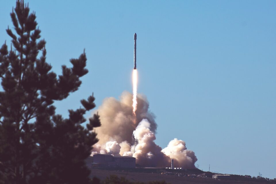 SpaceX récupère avec succès le premier étage de sa fusée lors d'un test crucial