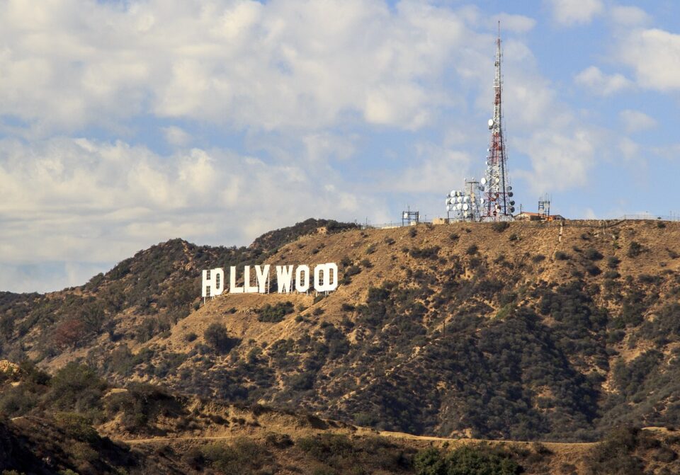 Des incendies ravagent Los Angeles et Hollywood, renforts militaires sur place