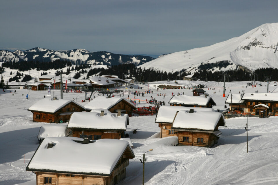 Pierre & Vacances accélère la transition énergétique en montagne avec la rénovation de l'ex-résidence l’Hermine à Avoriaz, transformée en Capella, visant une réduction de 50% de la consommation énergétique et le label BBCA.